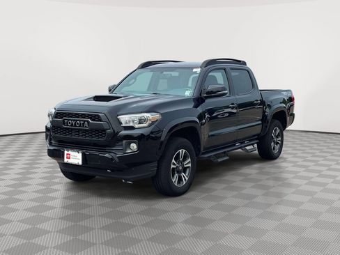 Used 2017 Toyota Tacoma TRD Sport w/ Tow Package (A/T) AWD/4WD image 3