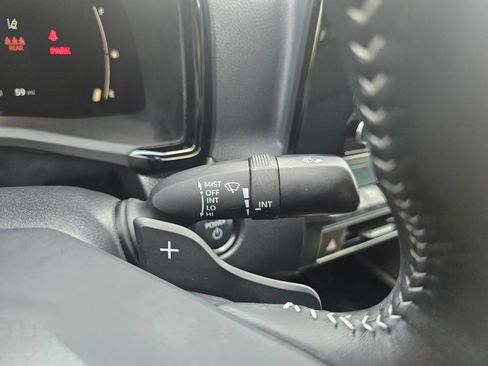 Used 2025 Toyota Camry SE w/ Convenience Package image 19