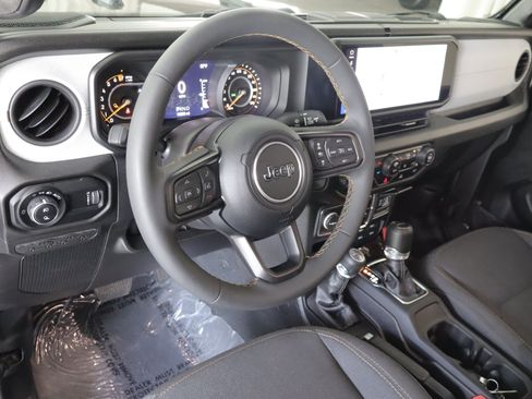 Used 2024 Jeep Gladiator Sport AWD/4WD image 12