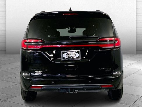 Used 2024 Chrysler Pacifica Limited w/ Uconnect Theater Family Group image 3
