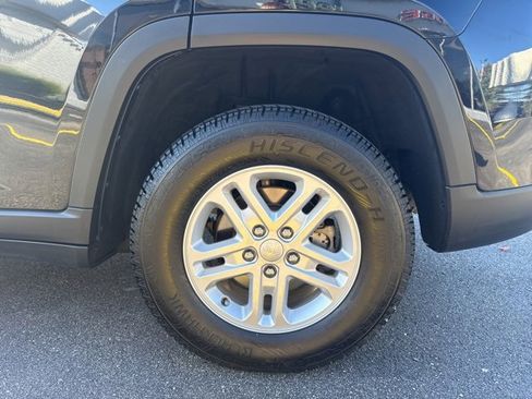 Certified 2023 Jeep Grand Cherokee Laredo image 28