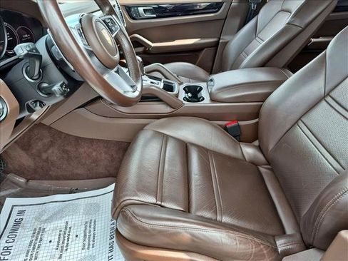 Used 2022 Porsche Cayenne AWD/4WD image 16