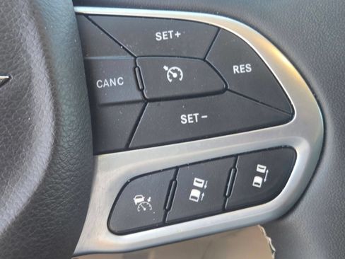 Used 2024 Chrysler Pacifica Touring-L FWD image 29