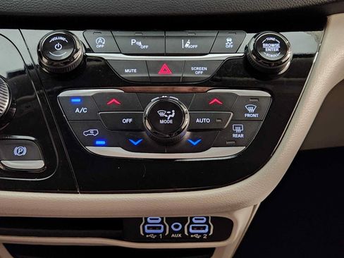 Used 2023 Chrysler Pacifica Touring-L FWD image 19