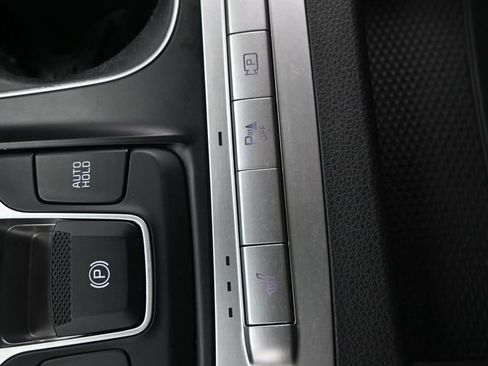 Used 2022 Kia Carnival LX FWD image 31