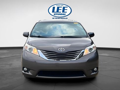 Used 2017 Toyota Sienna LE image 2