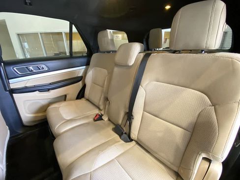 Used 2017 Ford Explorer XLT image 24