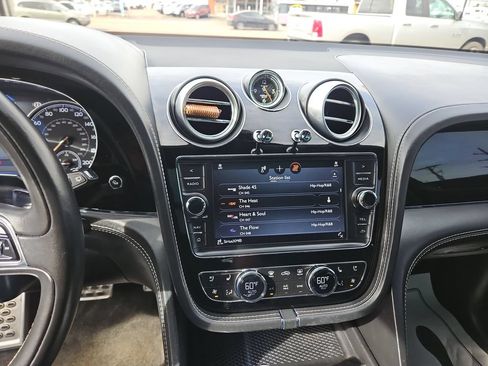 Used 2017 Bentley Bentayga AWD/4WD image 16