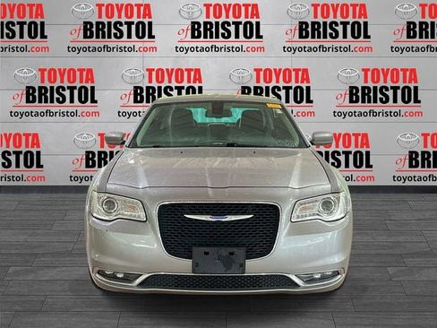 Used 2018 Chrysler 300 Touring L AWD/4WD image 9