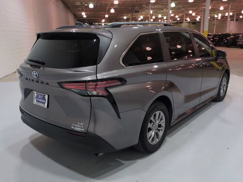 Used 2022 Toyota Sienna LE FWD image 3