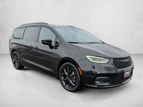 Used 2025 Chrysler Pacifica Limited image 3