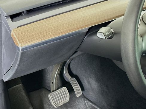 Used 2022 Tesla Model Y Long Range image 16