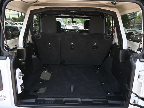 Used 2019 Jeep Wrangler Unlimited Sahara w/ Safety Group AWD/4WD image 32