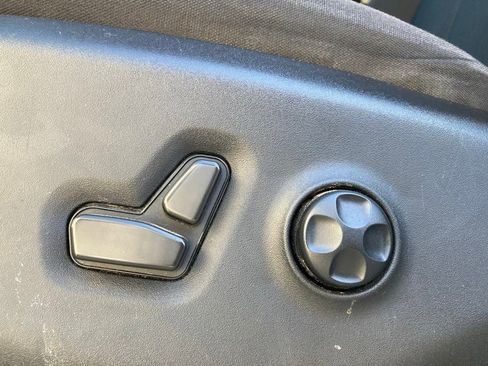 Used 2022 Chrysler Voyager LX image 11