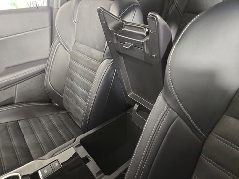 New 2025 Mitsubishi Outlander SE image 28