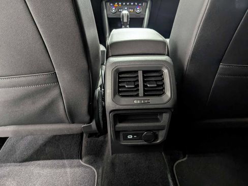 Used 2021 Volkswagen Tiguan SE image 18