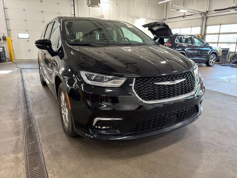 Used 2024 Chrysler Pacifica Touring-L w/ Uconnect Theater Family Group FWD image 3