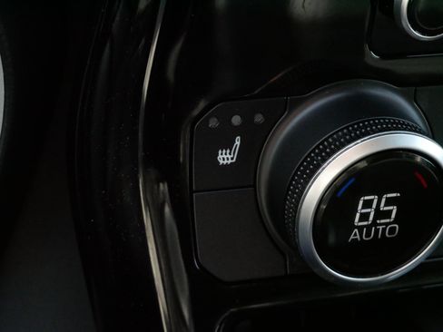 Used 2021 Toyota Highlander XLE image 29