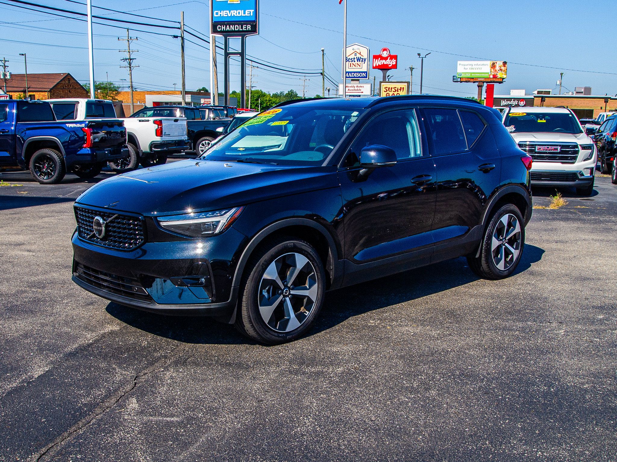 Used 2026 Volvo XC40 B5 Plus AWD/4WD image 3