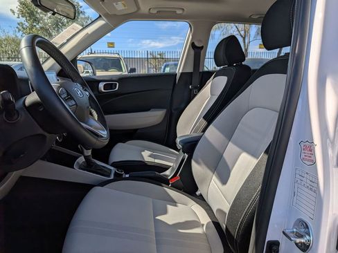 Used 2025 Hyundai Venue SEL FWD image 15