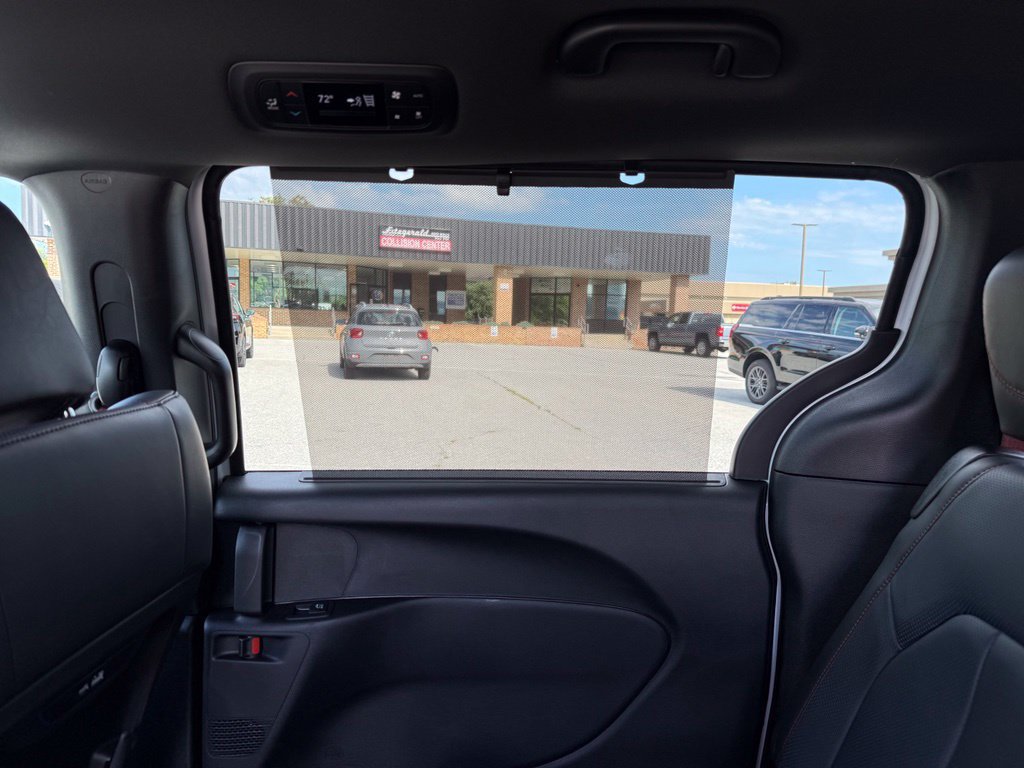 New 2027 Chrysler Pacifica Select FWD image 16