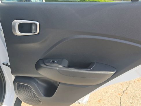 Used 2025 Hyundai Venue SEL FWD image 21