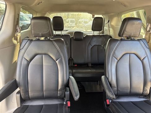 Used 2024 Chrysler Pacifica Touring-L FWD image 27