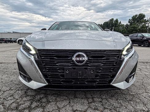 Used 2025 Nissan Altima 2.5 SV FWD image 2