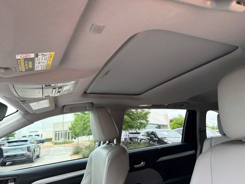 Used 2018 Toyota Highlander XLE FWD image 29