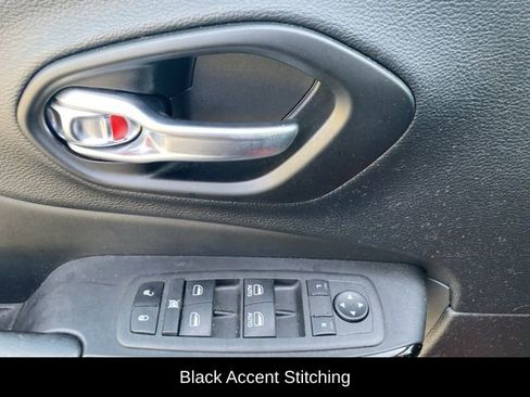 Used 2021 Jeep Cherokee Altitude image 12