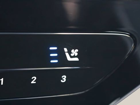 Used 2025 Mercedes-Benz GLC 300 4MATIC image 24