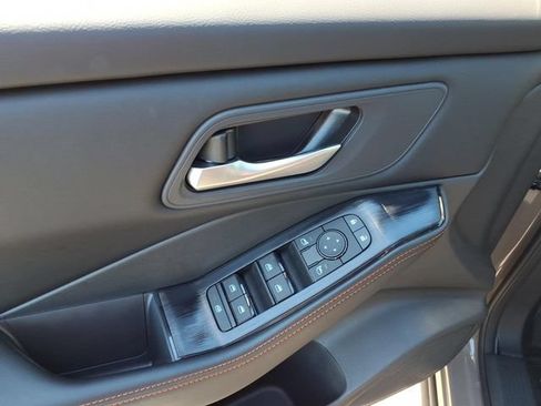 Used 2025 Nissan Rogue SV AWD/4WD image 11