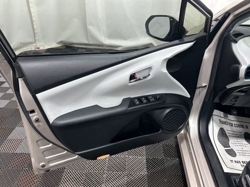 Used 2018 Toyota Prius Prime Premium image 19