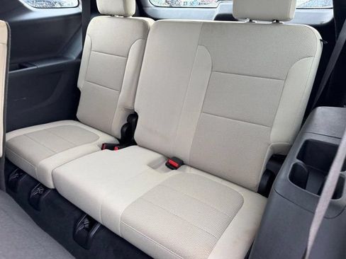 Used 2022 Chevrolet Traverse LS FWD image 7