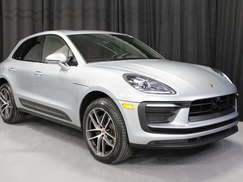 Certified 2025 Porsche Macan image 9