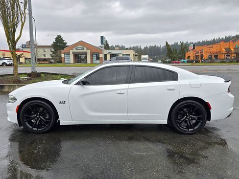 Used 2017 Dodge Charger R/T w/ Plus Group RWD image 4