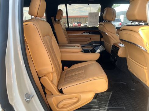 Used 2022 Jeep Grand Wagoneer Series III AWD/4WD image 34