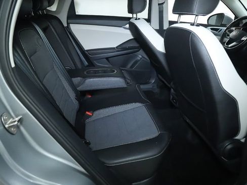 Used 2025 Volkswagen Taos SE image 32