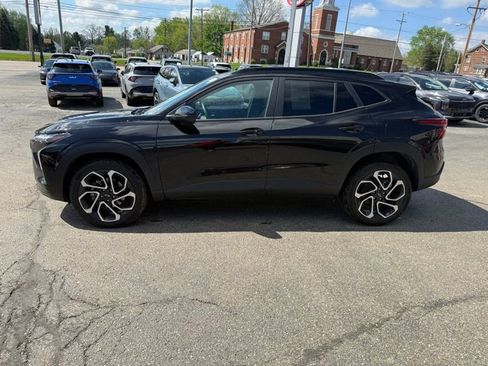 Used 2025 Chevrolet Trax RS image 4