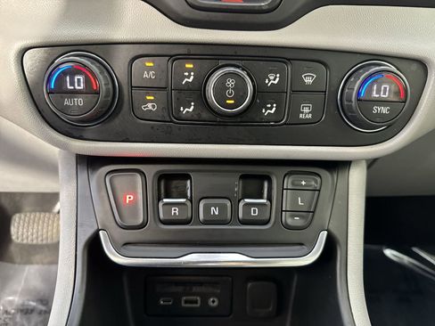 Used 2020 GMC Terrain SLT w/ Preferred Package image 18