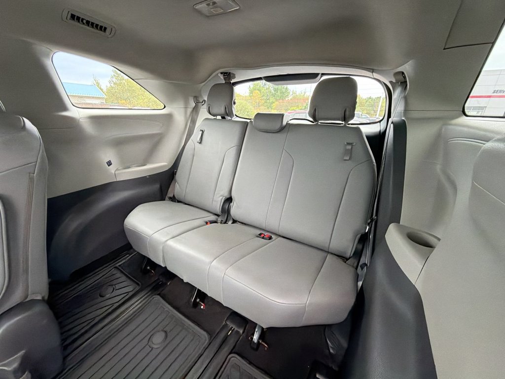 Used 2021 Toyota Sienna XLE AWD/4WD image 30