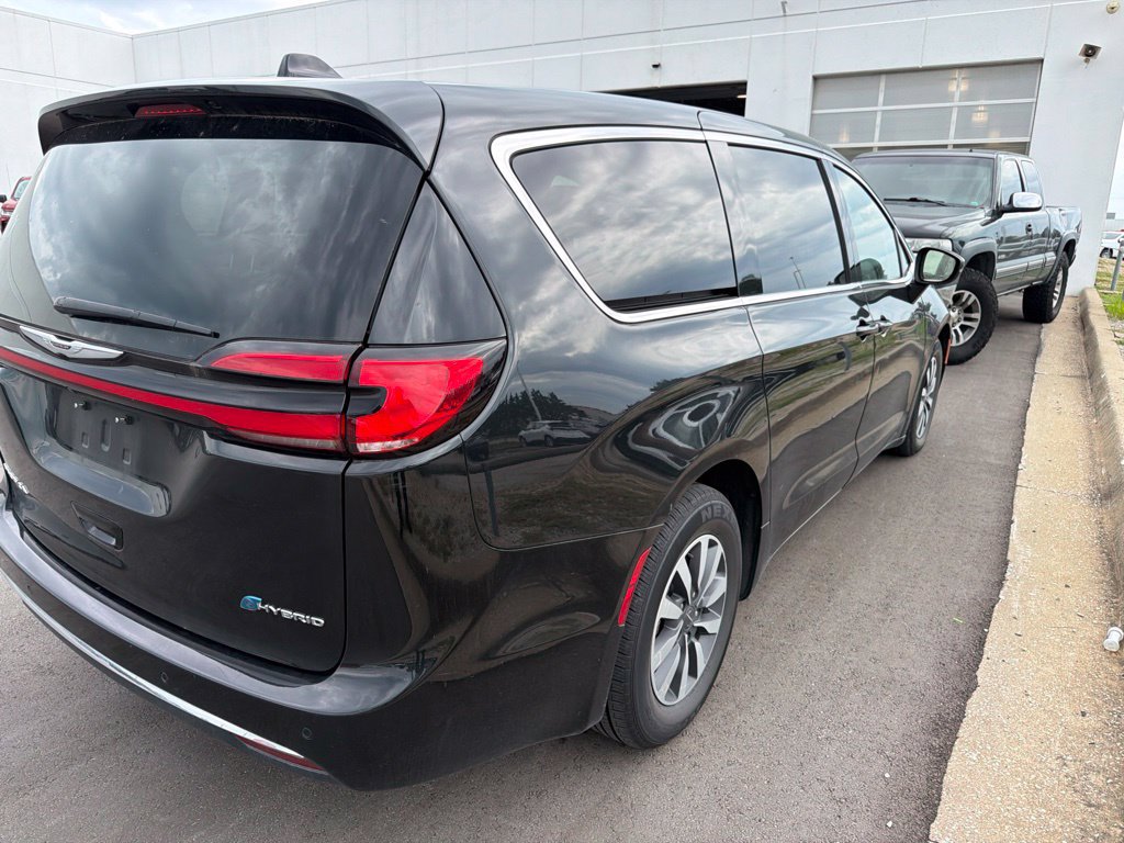 Used 2023 Chrysler Pacifica Touring-L FWD image 5
