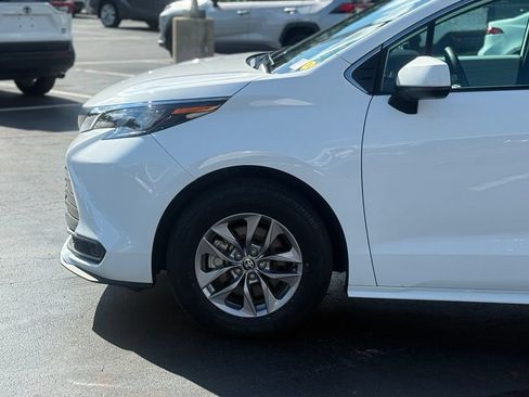 Used 2025 Toyota Sienna LE FWD image 2