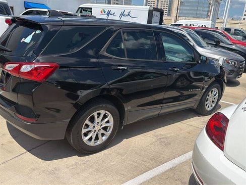 Used 2019 Chevrolet Equinox LS FWD image 4