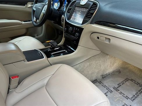 Used 2014 Chrysler 300 image 17