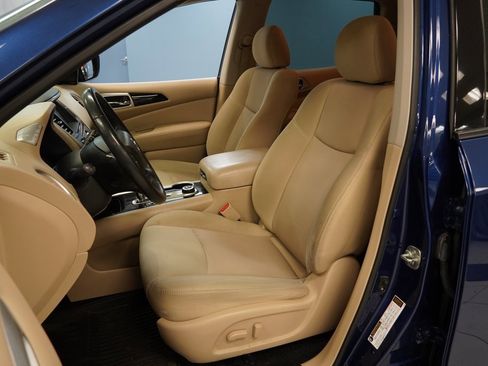 Used 2019 Nissan Pathfinder SV image 3