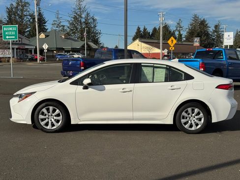 Used 2023 Toyota Corolla LE image 3
