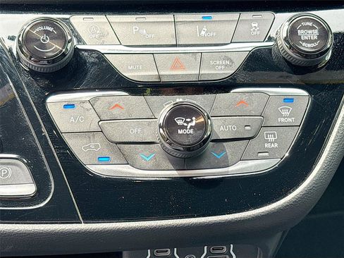 Used 2025 Chrysler Pacifica Select FWD image 15