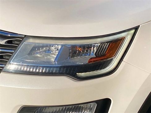 Used 2017 Ford Explorer Limited image 5