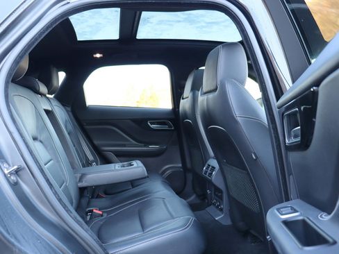 Used 2018 Jaguar F-PACE R-Sport image 17